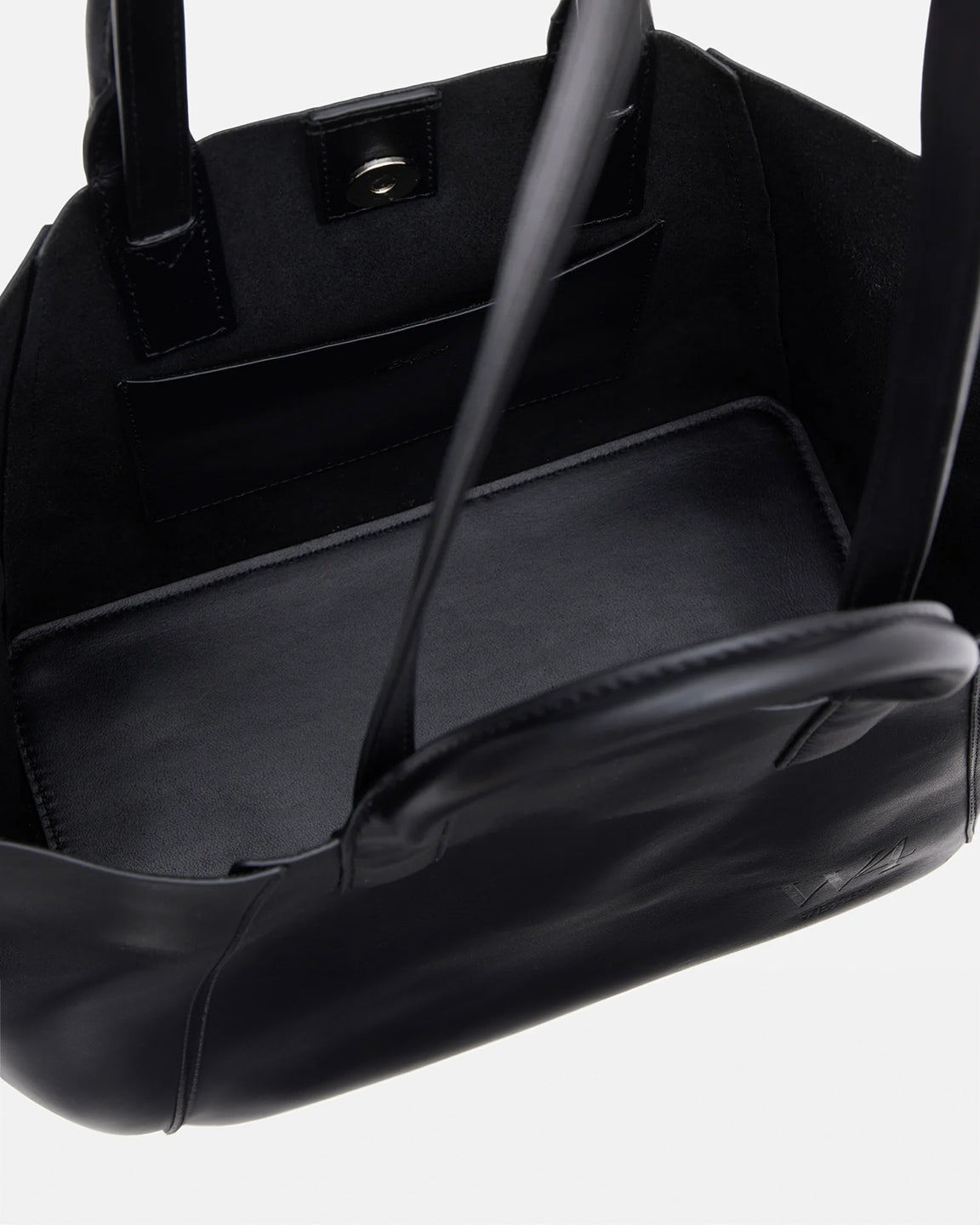 WE-AR4 The Boulevard Bag 26 in Black