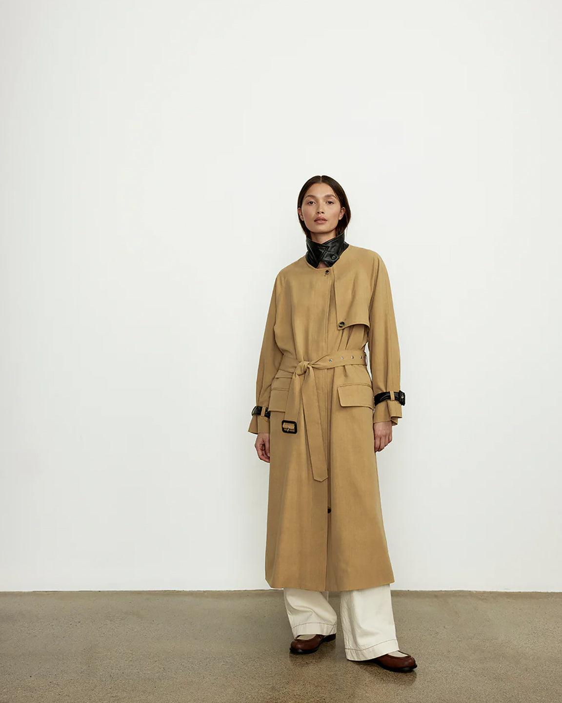 Smythe Utility Trench in Stone w/ Black