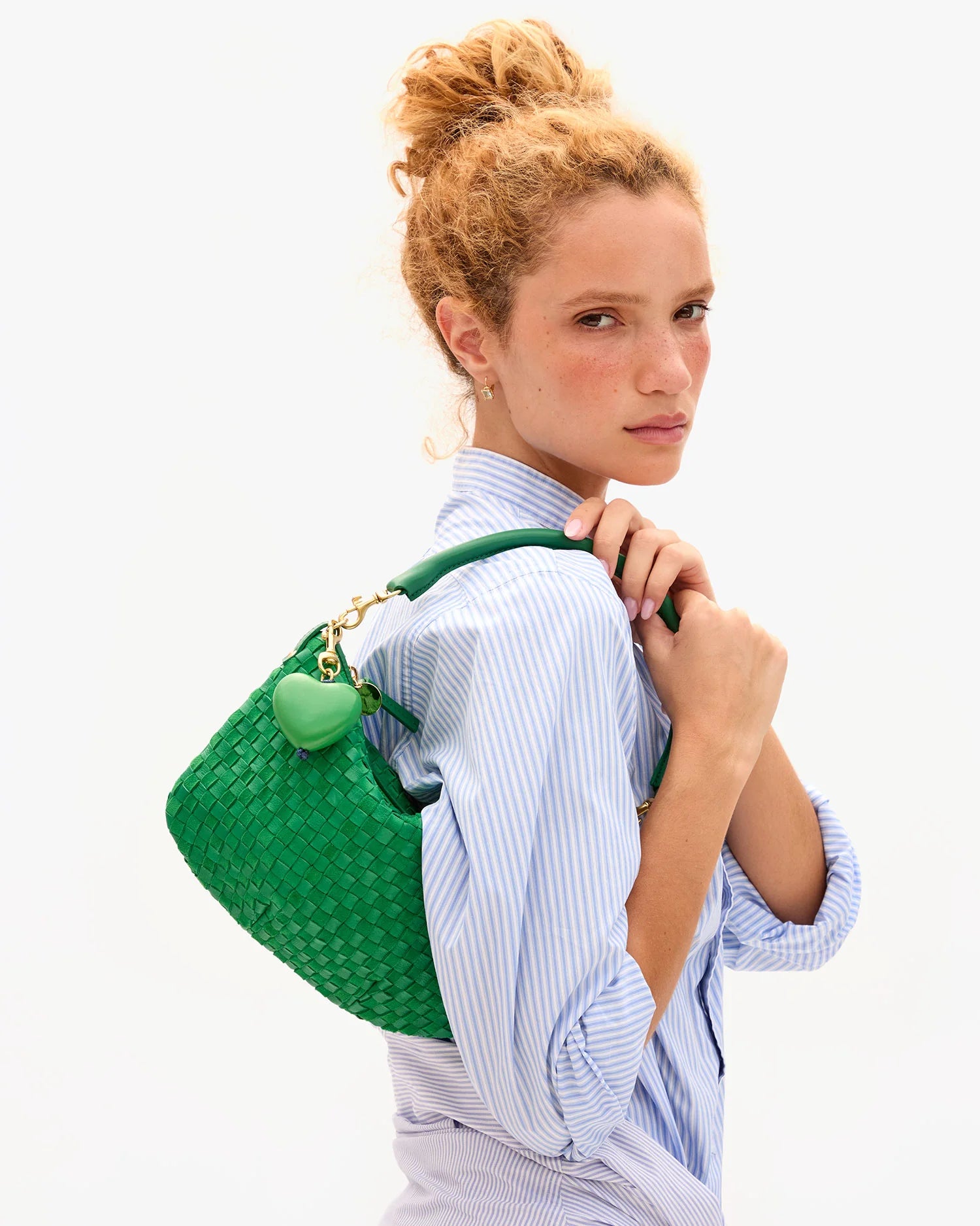 Clare V. Petit Moyen Messenger in Grass Suede Woven Checker