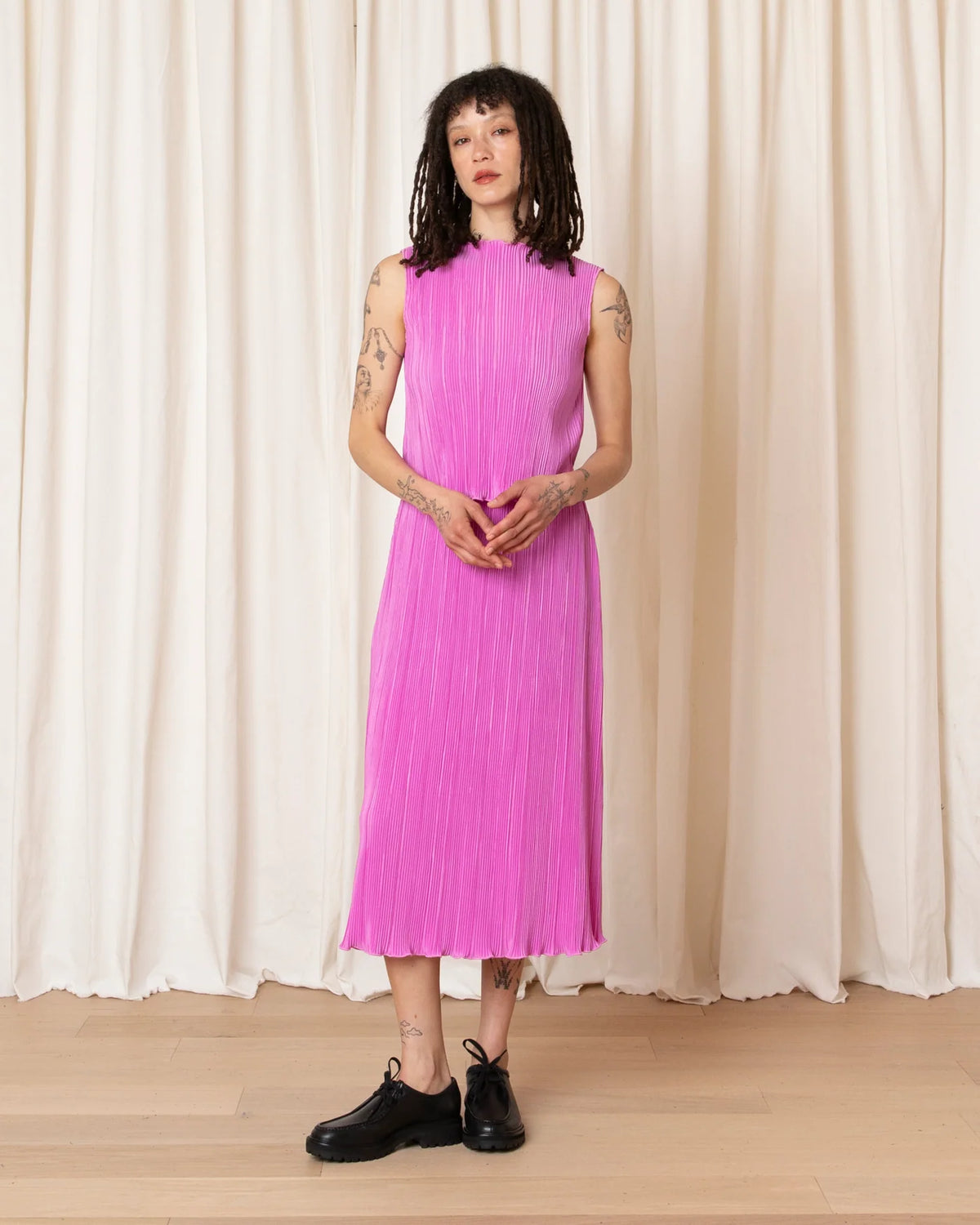 Ali Golden Pleated Midi Skirt In Pink