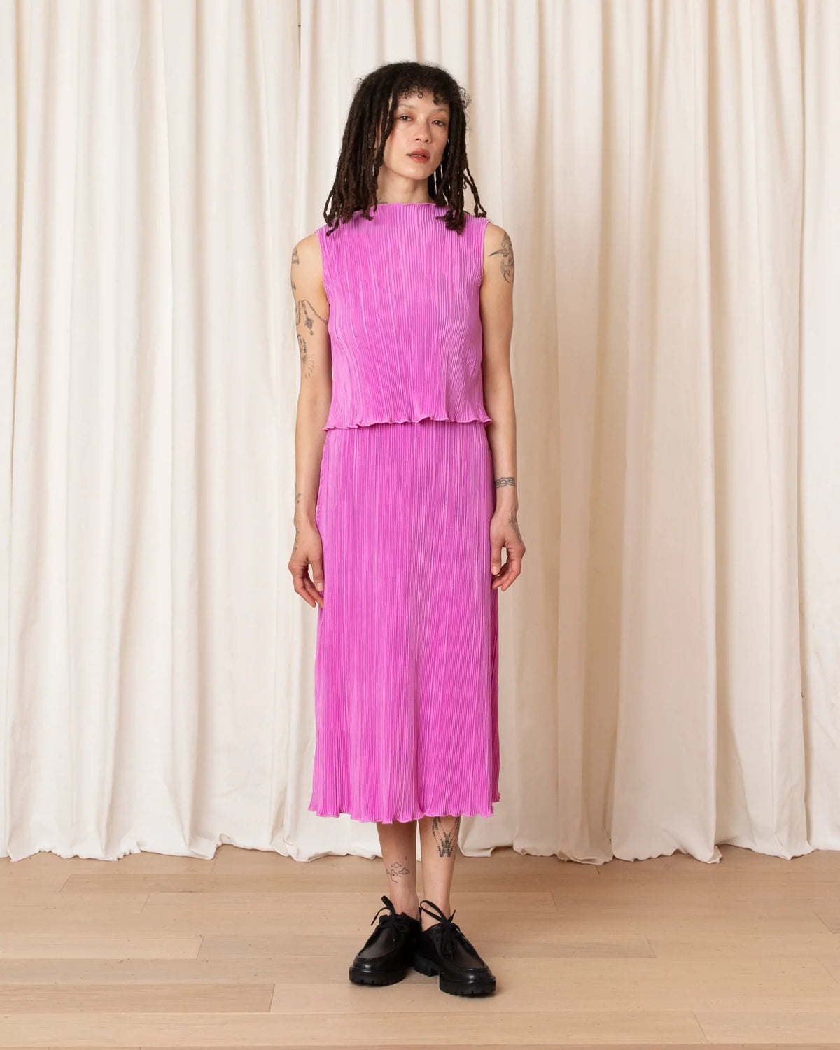 Ali Golden Pleated Midi Skirt In Pink
