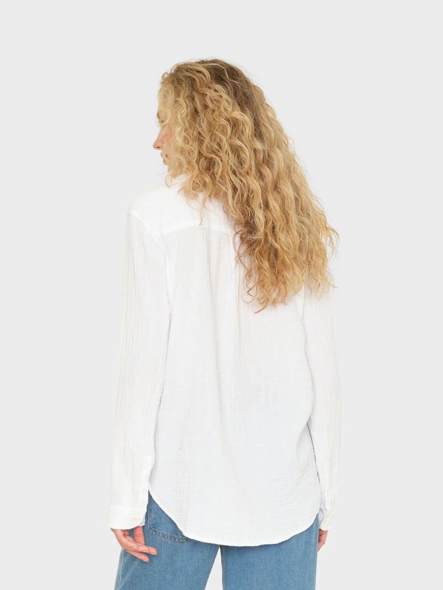 Xirena Scout Shirt in White or Terrain Green