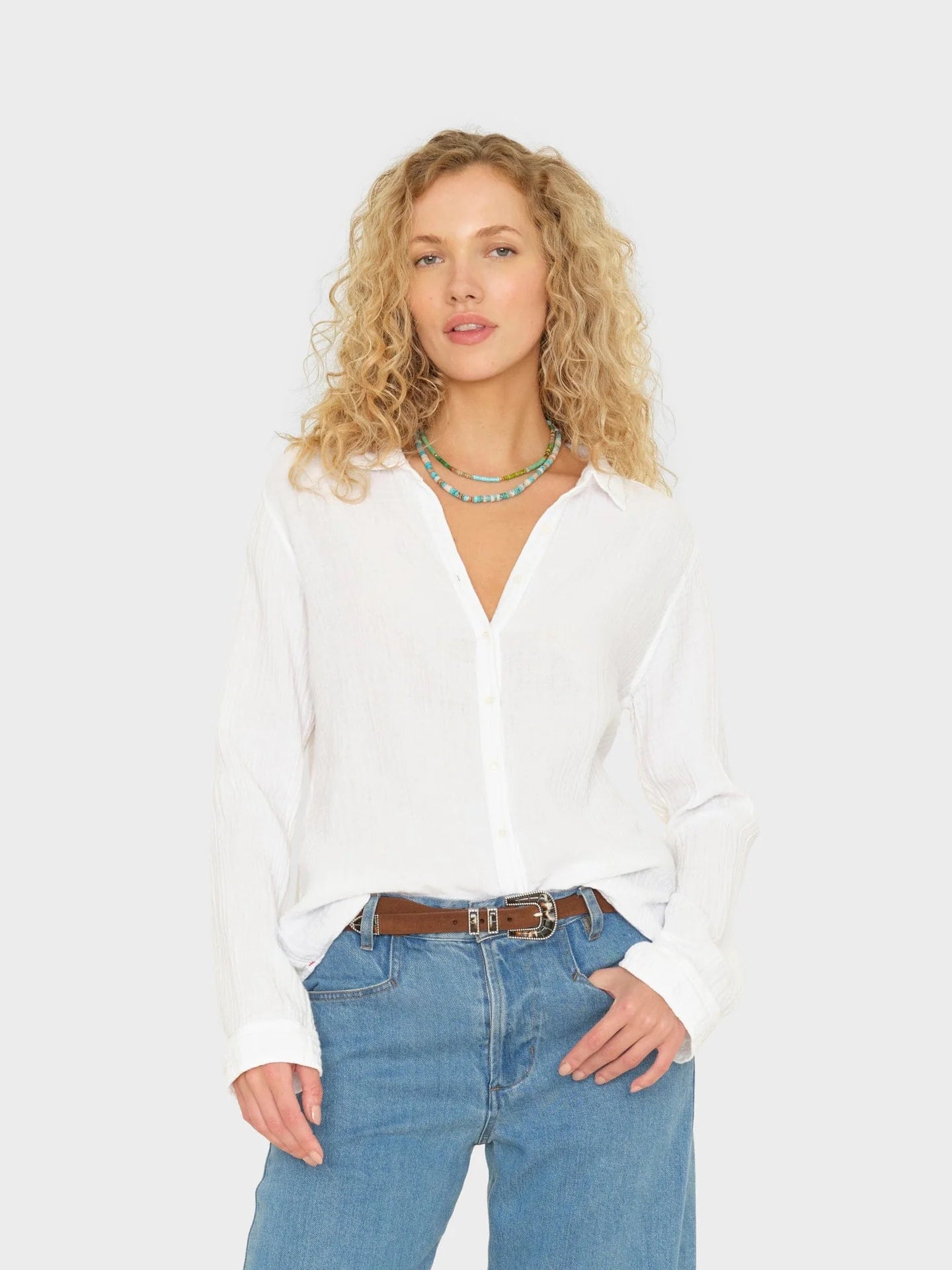 Xirena Scout Shirt in White or Terrain Green