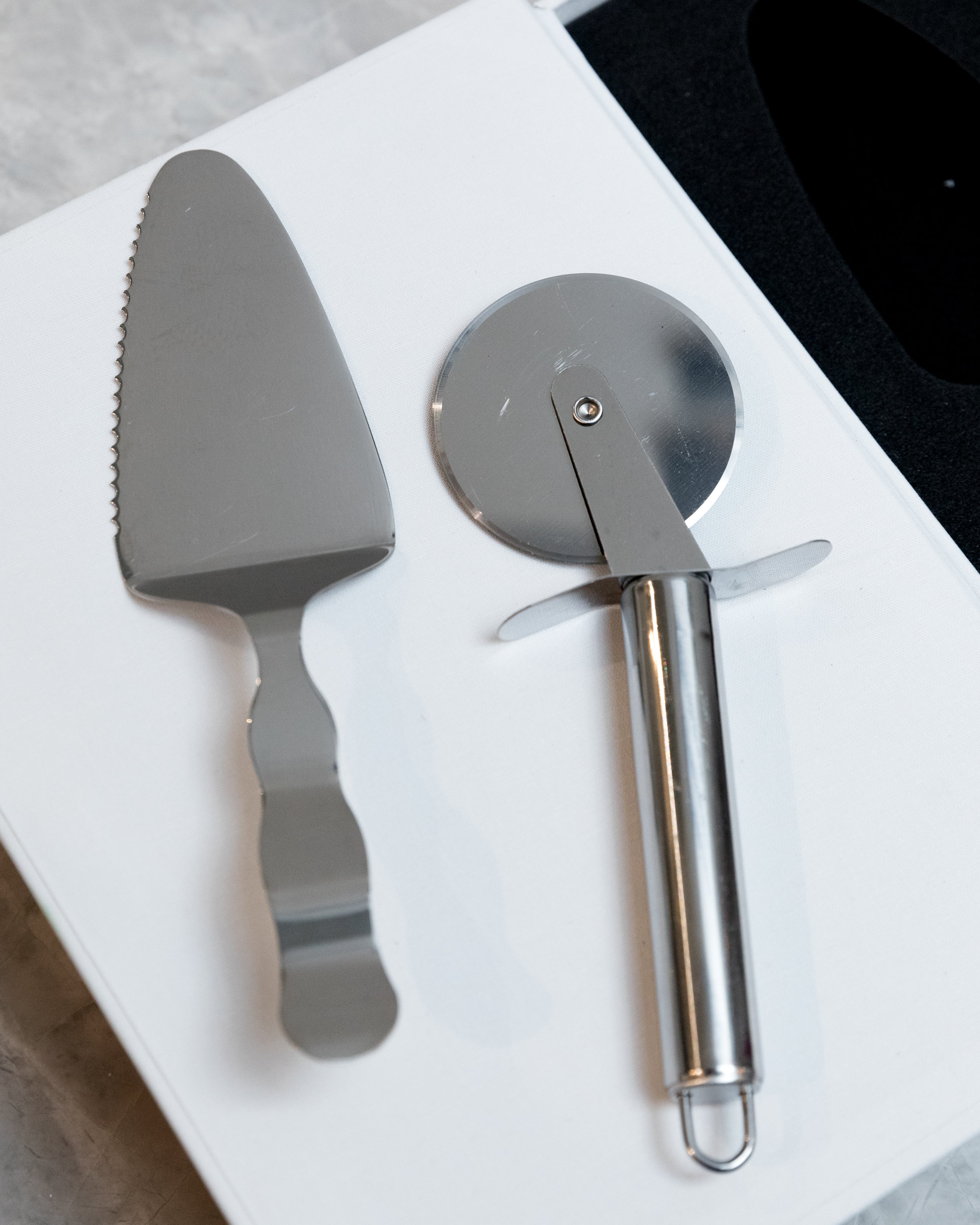stainless steel pizza cutter and pizza spatula