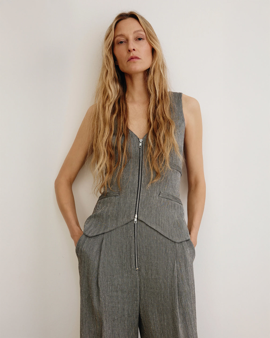 Smythe Exposed Zip Waistcoat in Granite