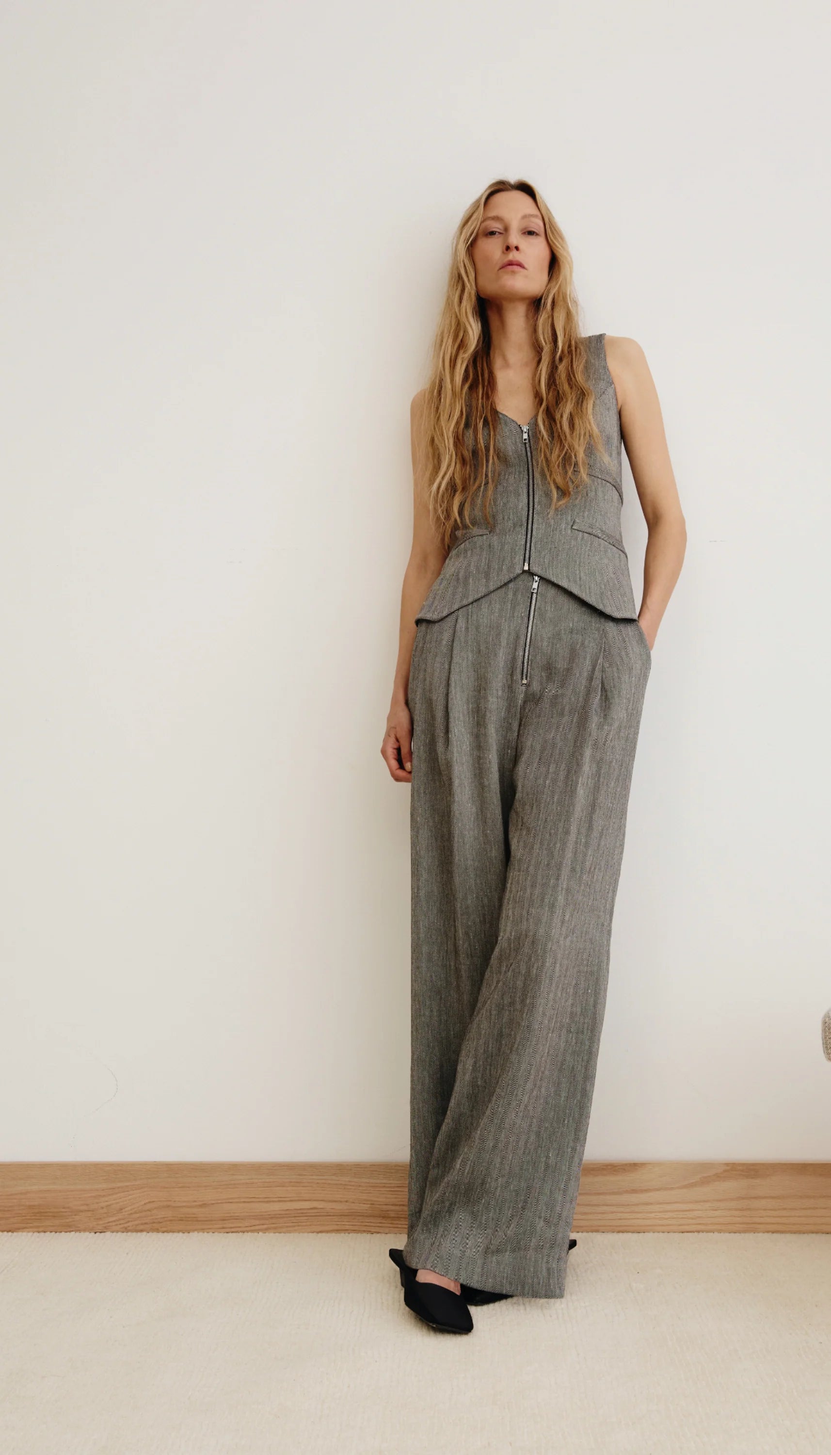 Smythe Exposed Zip Pleated Pant in Granite