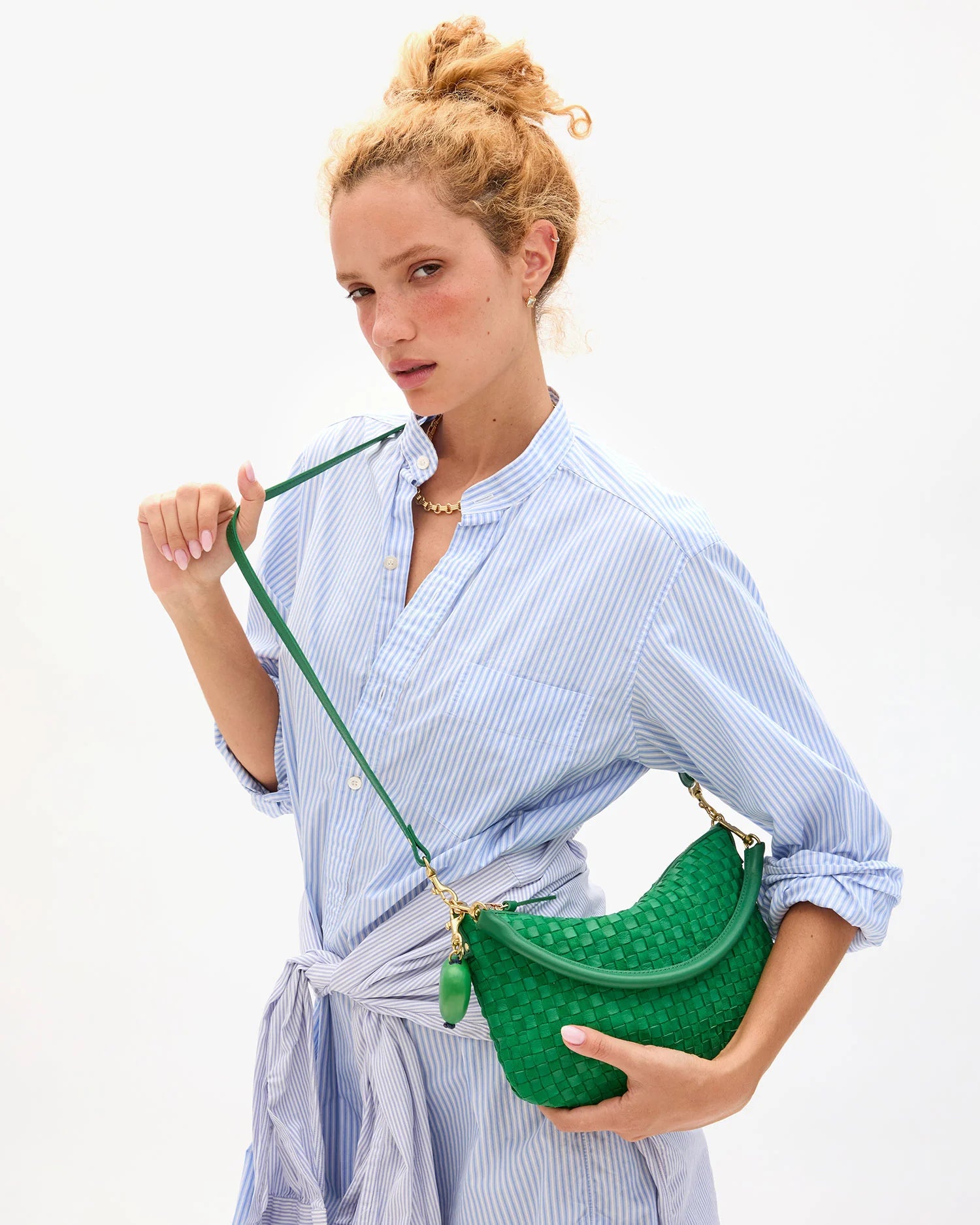 Clare V. Petit Moyen Messenger in Grass Suede Woven Checker